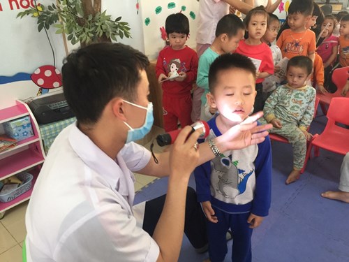 Trường mầm non Hoa Mai tổ chức khám sức khỏe định kỳ lần 2 cho trẻ